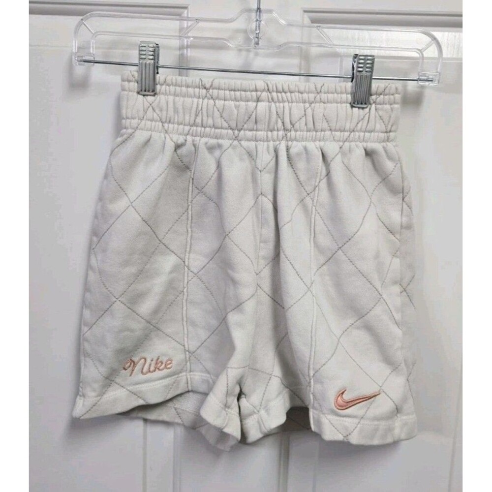 Nike Sportswear Club Fleece Quilted Short Embroidered Pale Ivory Apricot W XS